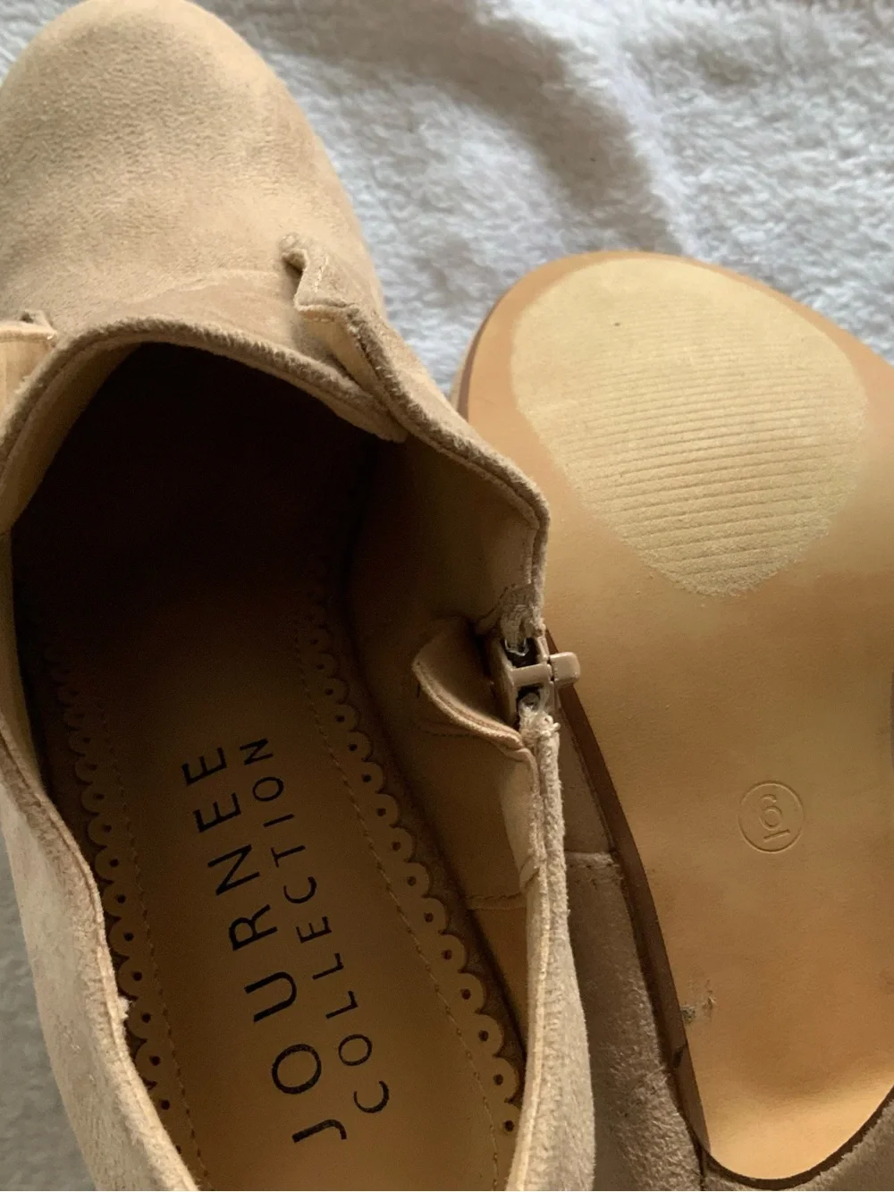 Journee women’s Tan Suede Lace-Up Shoes missing one string new size 6 sku 3284